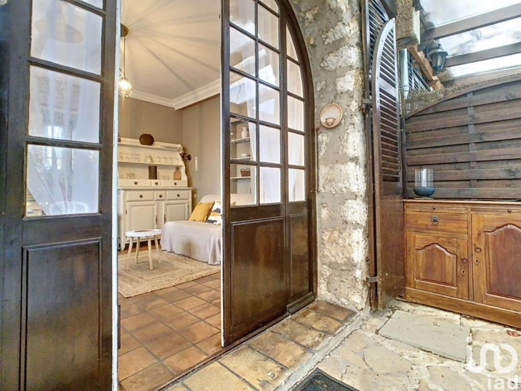 1piece Avec Jardin Dans Mas De Caractere