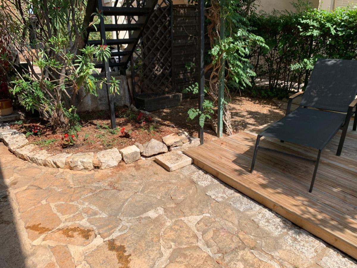 1piece Avec Jardin Dans Mas De Caractere Saint-Laurent-du-Var